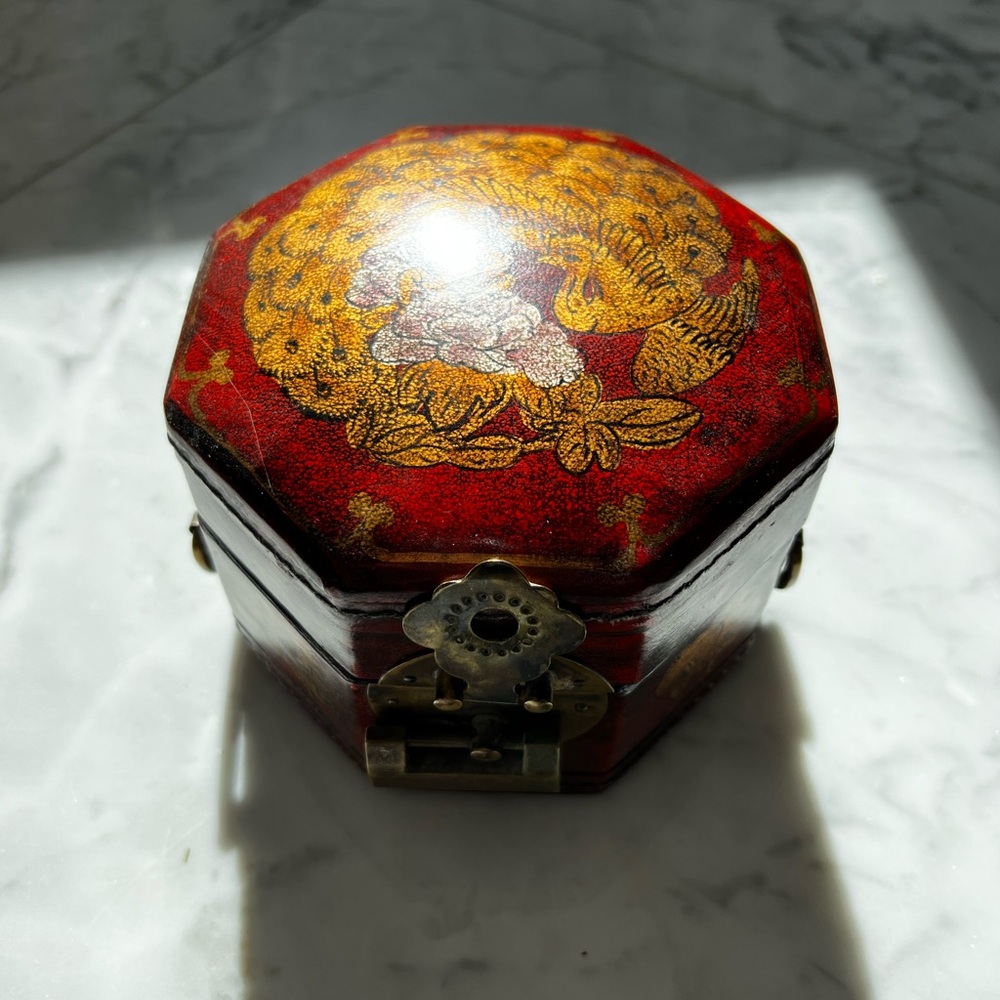 Vintage Chinese Octagonal Red Box with Peacock Depicted on Top - Picture 1 of 16